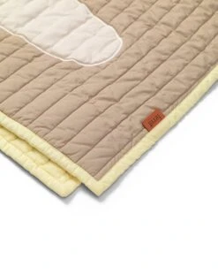 Ferm LIVING Bird Tikattu Peitto, 80 X 110 Cm, Sand -Terassitalo Kauppa fermLIVING AW22 BirdQuiltedBlanket 1104266499 pack 5